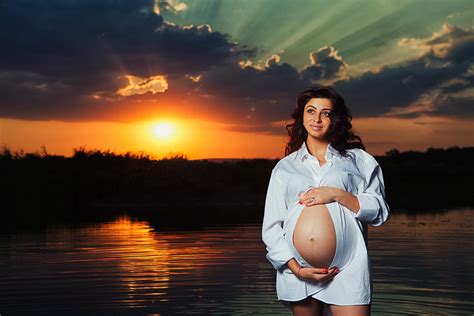 Fotografie de maternitate în aer liber, la apus