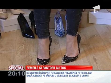 femeie însărcinată renunțând la pantofii cu toc