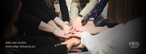 Femeie oferind consiliere unei alte femei