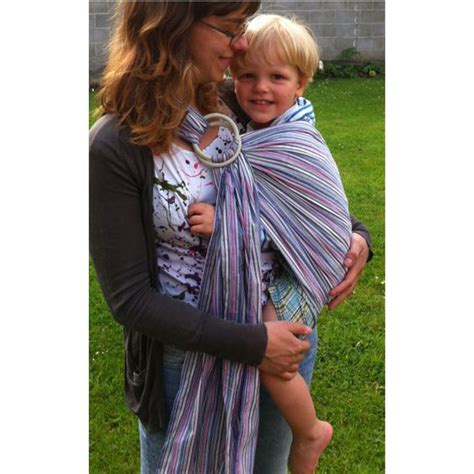 mamica purtand bebelus in wrap elastic