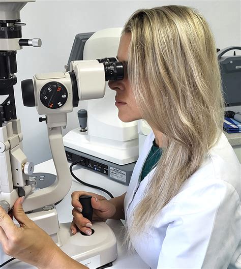 Oftalmolog examinând ochiul unui copil