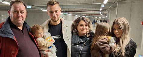 Imagine cu un nou-născut și părinții săi