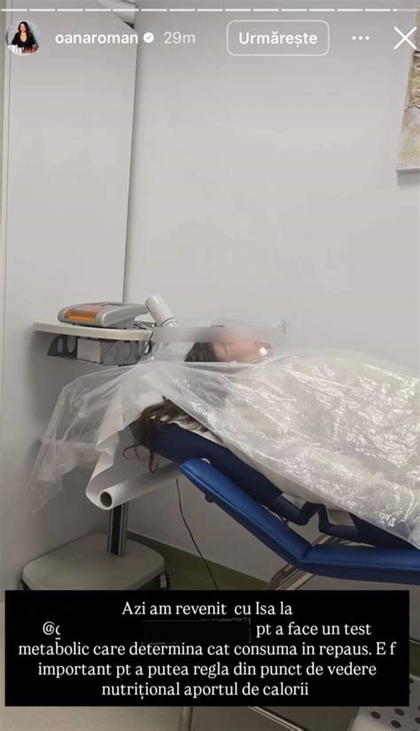 Oana Roman discutând cu un medic