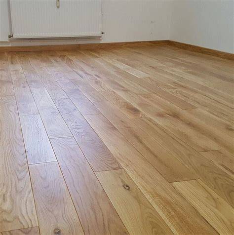 Imagine cu podea parchet masiv de lemn natur, camera bebeluș