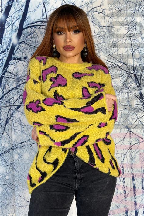 Ținută de seară cu pulover colorat în talie