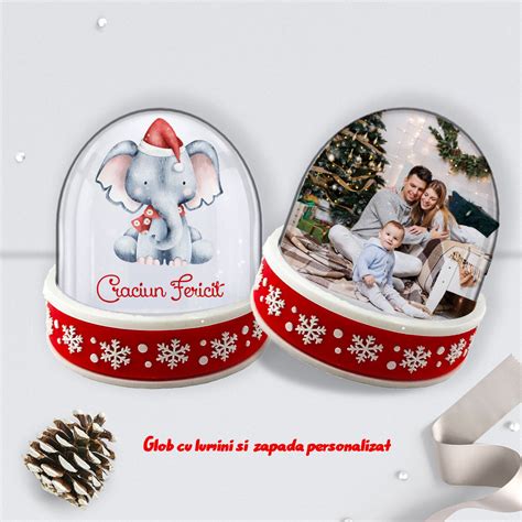 Ilustrație cu o pisică ce caută un glob de Crăciun pierdut