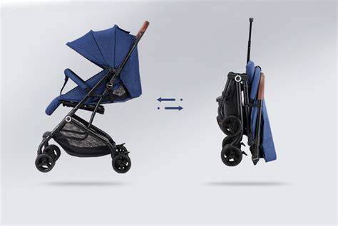 Carucior umbrelă compact - imagine sugerând pliere rapidă și mâinile utilizatorului