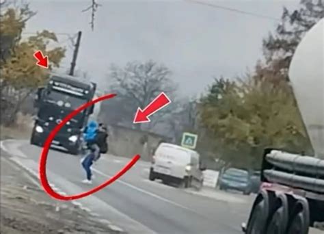 Imagine cu o femeie care ține un nou-născut în brațe