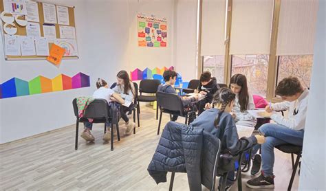 Copii lucrând la jurnalul tematic