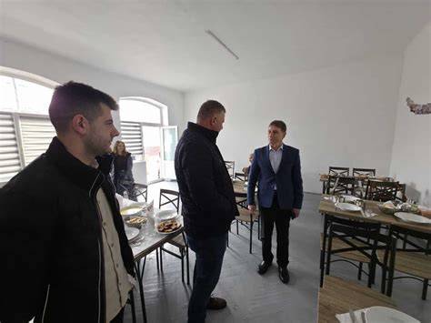 Exemplu de porții pentru 7-9 luni - piureuri și bastonașe