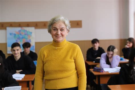 Profesoară la catedră, explicând la tablă