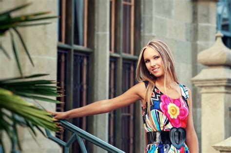 femeie consolând alta