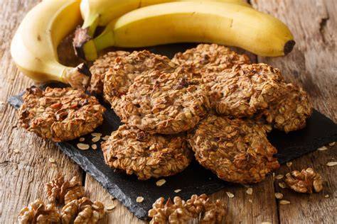 Utilizarea ingredientelor (ovăz, banane, mere) pentru biscuiți siguri