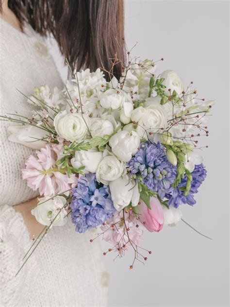 Buchet floral delicat, cu flori neutre, ideale pentru proaspetele mamici