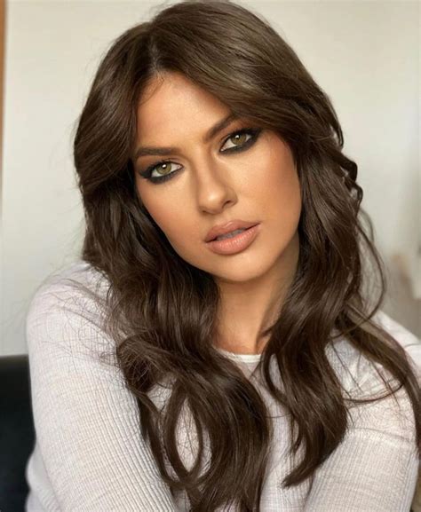 Lidia Buble zâmbind