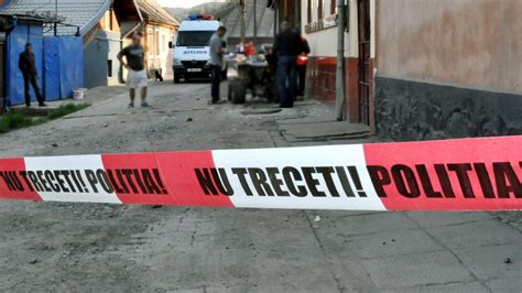 Femeie ținând în brațe un copil