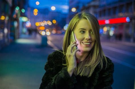 Femeie zâmbind la telefon