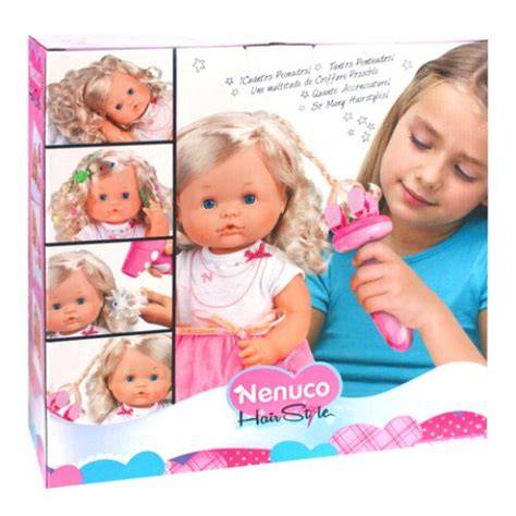 familie jucandu-se cu papusa Nenuco