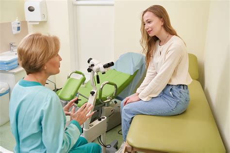 Doctoriță oferind o consultație ginecologică