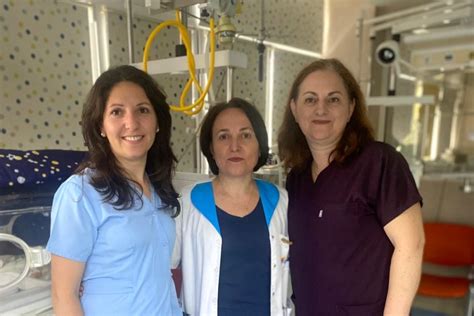 Echipa medicală zâmbitoare la Maternitatea Euclid