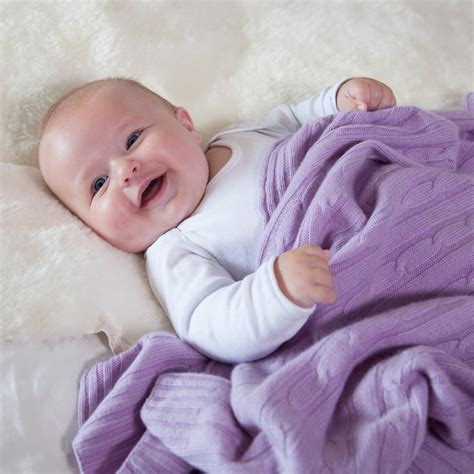 Bebeluș nou-născut înfășurat într-o păturică