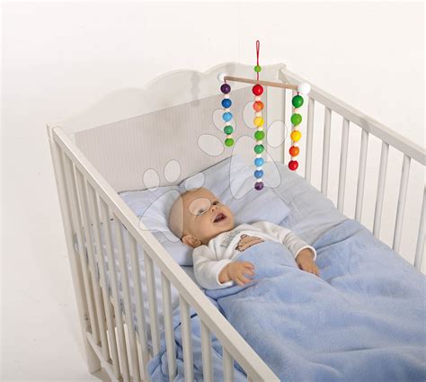 Carusel muzical cu jucării colorate deasupra pătuțului