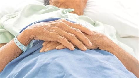 Femeie plângând la spital