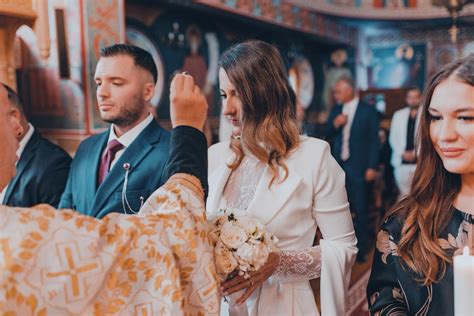 Femeie plângând în fața unui ecran