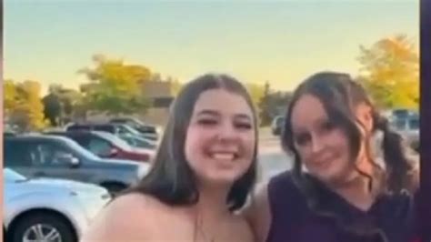 Femeie însărcinată relaxată într-un mediu de vacanță