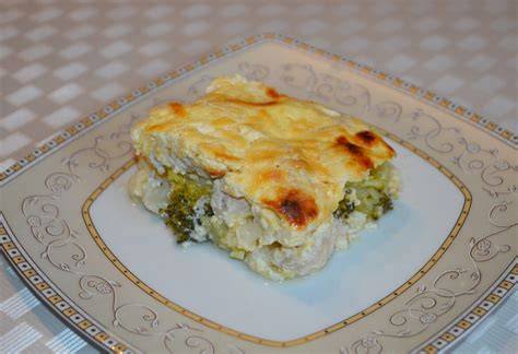 Piureul de broccoli si conopida este unul dintre preparatele excelente pentru diversificarea alimentatiei bebelusului. Pune la fiert morcovul taiat in bucati mici. Cand morocvul este aproiape fiert adauga si broccoli si conopdia. Cand s-au fiert toate, scurge zeama, pune legumele in blender si paseaza-le pana ce devin un piure. Daca bebe are peste 8 luni, pune in piure si untul, la peste 9 luni poti adauga si smantana si nucsoara. Amesteca bine si serveste piureul de broccoli cu conopida cald. Pofta buna!