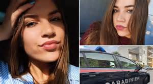 Femeie gravidă zâmbind în studio, îmbrăcată într-o rochie vaporoasă