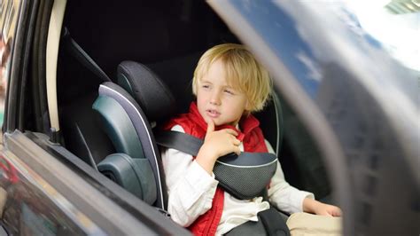 Schemă corectă de așezare a unui copil pe scaunul din față cu centura de siguranță