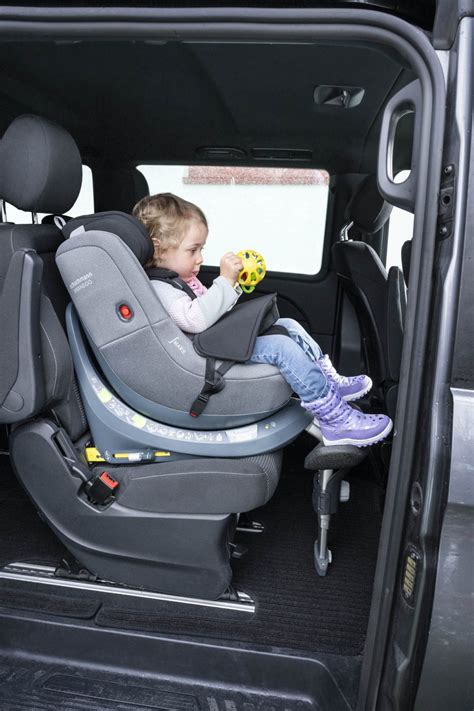 Diferite tipuri de scaune auto și înălțătoare pentru copii