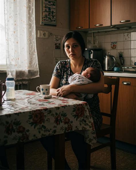 Ilustrație cu un bebeluș care explorează mâncarea cu mâinile