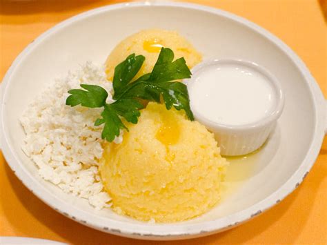 Trei moduri de a servi mămăliga: simplă, cu brânză și smântână, prăjită