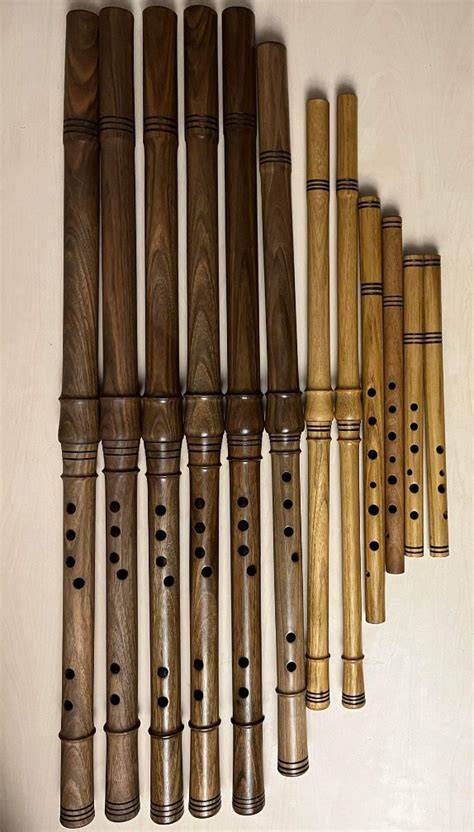 Colaj de instrumente tradiționale: cobză, acordeon, fluier