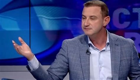 Oamenii râzând la o glumă despre medic