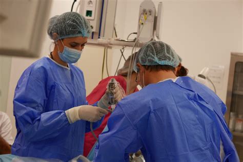 Chirurg care efectuează o procedură ginecologică