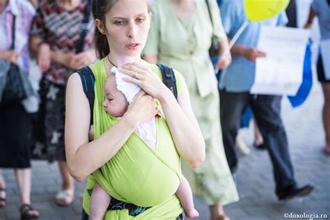 mamă obosită plângând