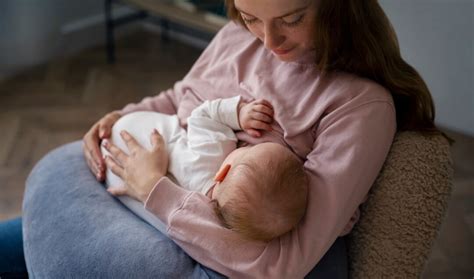 Bebeluș alăptat la sân