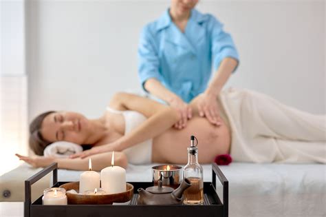 Femeie însărcinată primind un masaj prenatal