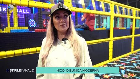 Ilustrație cu părinți care se bucură de timpul petrecut cu bebelușul lor