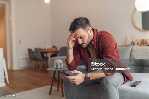 Femeie citind un anunț pe telefon