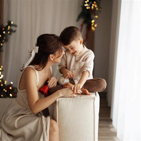 Ilustrație cu un terapeut interacționând cu un copil și părintele său într-un cabinet medical.