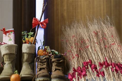 Copii care își lasă ghetuțele curate pentru Moș Nicolae