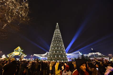 Imagine: Orășel de Crăciun cu lumini și brad împodobit