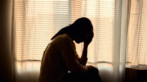 Femeie cu mâinile pe cap