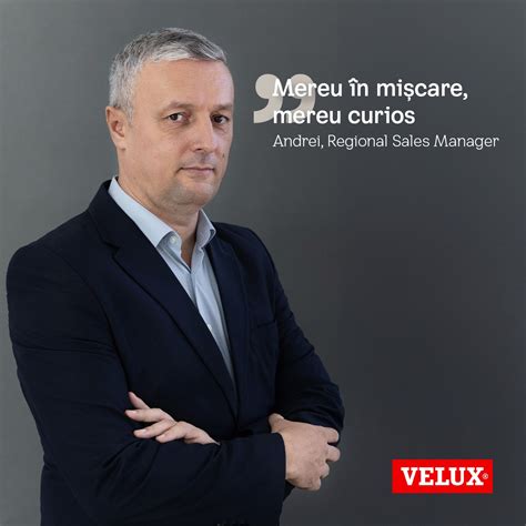 Imagine cu o adolescentă care jonglează între studiu și îngrijirea copilului