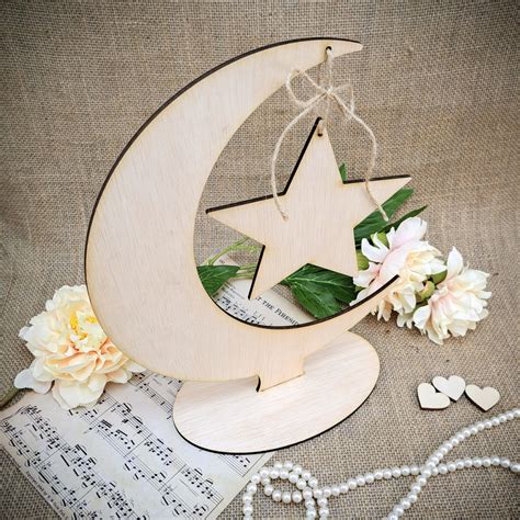 Decor artificial cu bază ovală de lemn înconjurată de croșete și elemente decorative