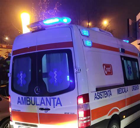 Fotografie de profil a pacientei în timpul masajului cicatricei, în context de recuperare